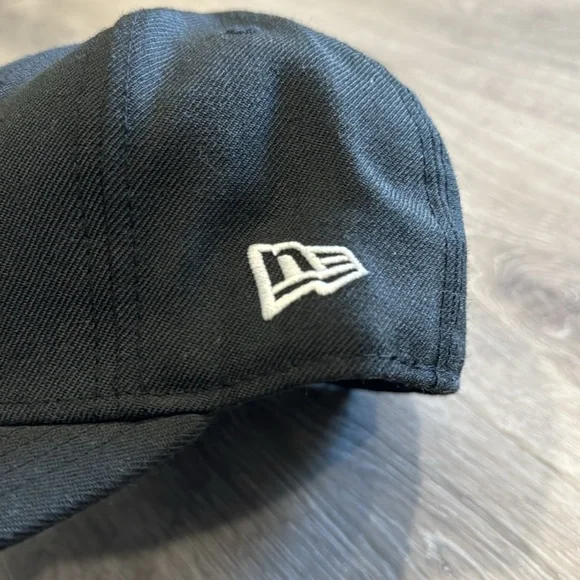 Toronto Blue Jays New Era Fitted Baseball Hat Cap 7 1/8 Black Logo - Picture 11 of 11